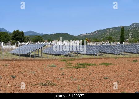 Grèce, panneaux photovoltaïques pour la production d'électricité et cimetière derrière Banque D'Images