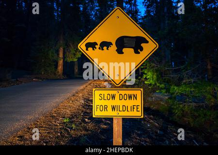 gardez le panneau sur la route la nuit. Banque D'Images