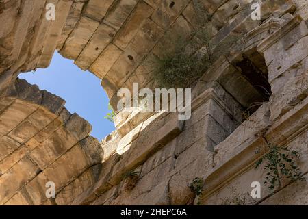 vue sous les voûtes voûtées des ruines antiques Banque D'Images