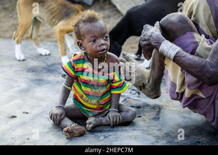 Portraits en gros plan des enfants de la tribu Dassanech avec collier lumineux traditionnel dans le village local Banque D'Images