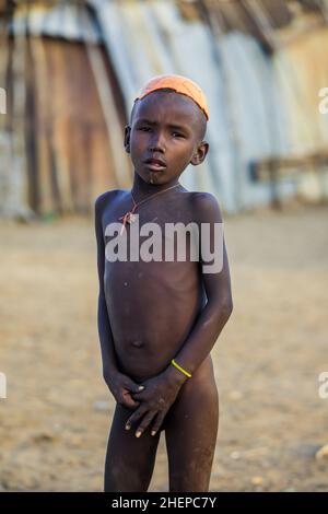 Portraits en gros plan des enfants de la tribu Dassanech avec collier lumineux traditionnel dans le village local Banque D'Images