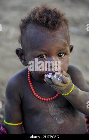 Portraits en gros plan des enfants de la tribu Dassanech avec collier lumineux traditionnel dans le village local Banque D'Images