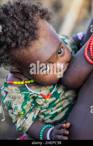 Portraits en gros plan des enfants de la tribu Dassanech avec collier lumineux traditionnel dans le village local Banque D'Images