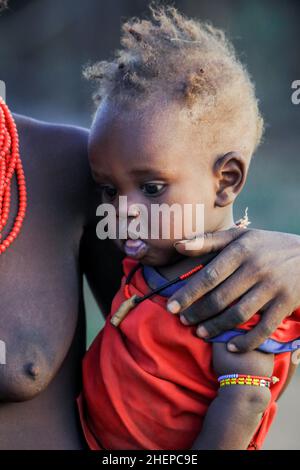 Portraits en gros plan des enfants de la tribu Dassanech avec collier lumineux traditionnel dans le village local Banque D'Images