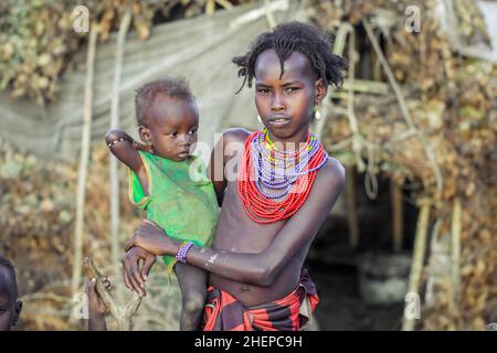 Portraits en gros plan des enfants de la tribu Dassanech avec collier lumineux traditionnel dans le village local Banque D'Images