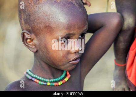 Portraits en gros plan des enfants de la tribu Dassanech avec collier lumineux traditionnel dans le village local Banque D'Images