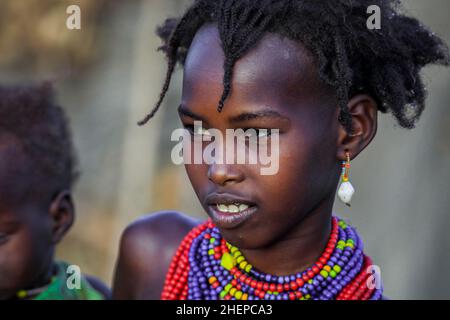 Portraits en gros plan des enfants de la tribu Dassanech avec collier lumineux traditionnel dans le village local Banque D'Images