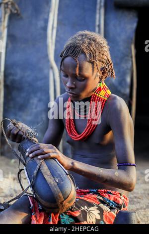 Portraits en gros plan des enfants de la tribu Dassanech avec collier lumineux traditionnel dans le village local Banque D'Images