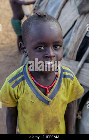 Portraits en gros plan des enfants de la tribu Dassanech avec collier lumineux traditionnel dans le village local Banque D'Images