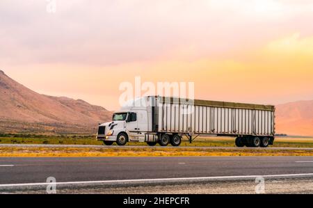 Transport par camion sur la route au coucher du soleil Banque D'Images