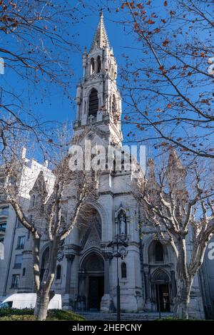 Esplanade Charles-de-Gaulle avec Eglise Sainte Perpète à Nîmes, France Banque D'Images