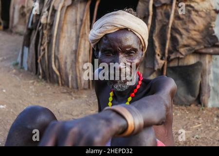 Dassanech Tribe Old Man avec collier lumineux traditionnel et Turban blanc dans le village local Banque D'Images