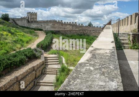 Badajoz Alcazaba, Estrémadure, Espagne.Les remparts, les chemins et les tours Banque D'Images