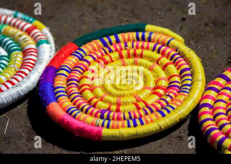 Souvenirs africains lumineux traditionnels dans les montagnes Simien, vendus par les habitants de la région, nord de l'Éthiopie Banque D'Images