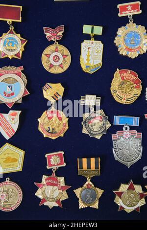 Une variété de épingles de collectionneurs militaires russes et soviétiques.Au Musée d'État des forces armées de la République d'Ouzbékistan à Tachkent.Également appelé Banque D'Images