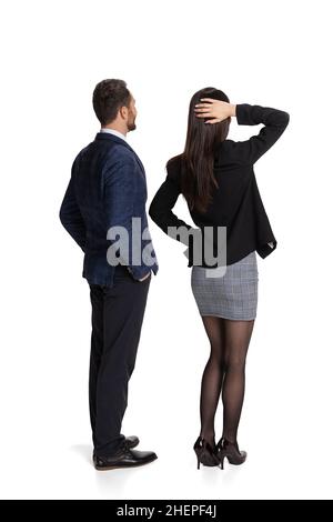 Portrait de deux employés de bureau sur toute la longueur à l'arrière, à bord, isolés sur fond blanc Banque D'Images