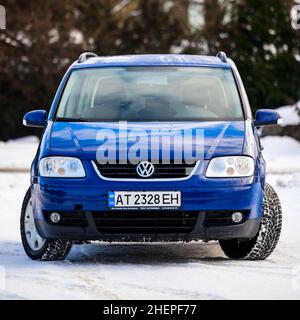 Dolyna, Ukraine 22 décembre 2021 : 2006 Volkswagen, modèle Touran, la couleur de la voiture est bleue. Banque D'Images