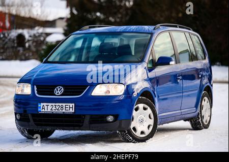 Dolyna, Ukraine 22 décembre 2021 : 2006 Volkswagen, modèle Touran, la couleur de la voiture est bleue. Banque D'Images