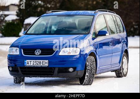 Dolyna, Ukraine 22 décembre 2021 : 2006 Volkswagen, modèle Touran, la couleur de la voiture est bleue. Banque D'Images