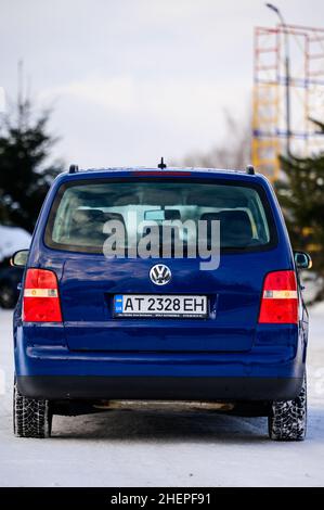 Dolyna, Ukraine 22 décembre 2021 : 2006 Volkswagen, modèle Touran, la couleur de la voiture est bleue. Banque D'Images