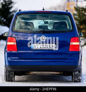 Dolyna, Ukraine 22 décembre 2021 : 2006 Volkswagen, modèle Touran, la couleur de la voiture est bleue. Banque D'Images