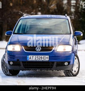 Dolyna, Ukraine 22 décembre 2021 : 2006 Volkswagen, modèle Touran, la couleur de la voiture est bleue. Banque D'Images