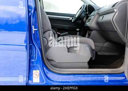 Dolyna, Ukraine 22 décembre 2021 : sièges Volkswagen Touran, intérieur de voiture bien entretenu et propre, sièges en tissu gris, sièges rabattus. Banque D'Images
