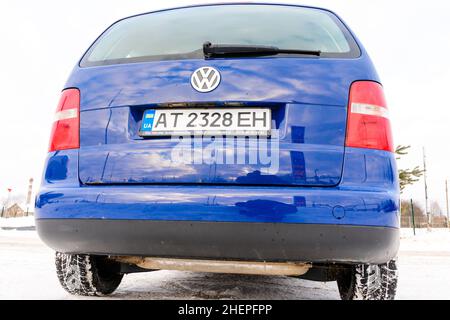 Dolyna, Ukraine 22 décembre 2021 : Volkswagen car, coffre dans la voiture et ses composants, voiture bleue. Banque D'Images