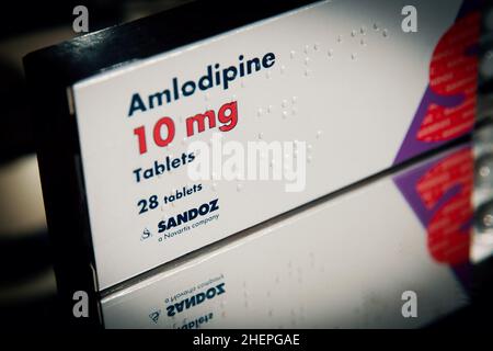 Une boîte de médicament Amlodipine de marque Sandoz International GmbH, utilisée pour traiter l'hypertension artérielle ou les douleurs thoraciques liées au cœur, à Londres, au Royaume-Uni. Banque D'Images