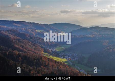 Vue depuis le sommet de la montagne Uteliberg sur le plateau suisse.Collines alpines verdoyantes en automne (Zurich, Suisse) Banque D'Images