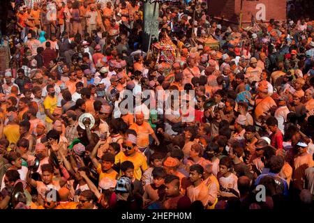 La foule atteint un paroxysme tout en célébrant le festival Swindoor Jatra (Vermillion Festival) dans le cadre du nouvel an népalais (Bisket Jatra) à Bhaktapur. Banque D'Images