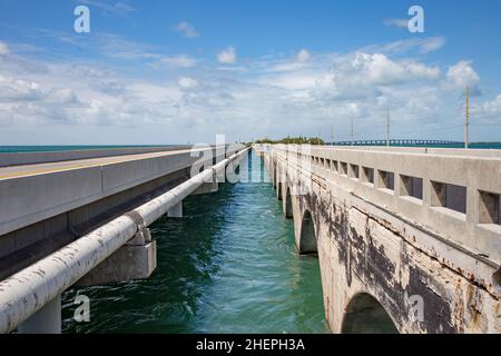 entrez dans le pont seven mile avec l'ancien pont de 1912 à droite Banque D'Images