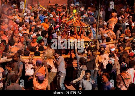 La foule atteint un paroxysme tout en célébrant le festival Swindoor Jatra (Vermillion Festival) dans le cadre du nouvel an népalais (Bisket Jatra) à Bhaktapur. Banque D'Images