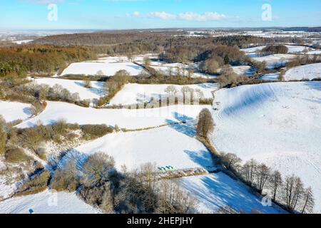 Paysage culturel enneigé avec pâturages et haies, photo de drone, Allemagne, Schleswig-Holstein Banque D'Images