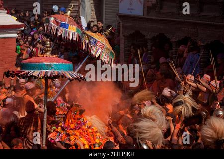 La foule atteint un paroxysme tout en célébrant le festival Swindoor Jatra (Vermillion Festival) dans le cadre du nouvel an népalais (Bisket Jatra) à Bhaktapur. Banque D'Images