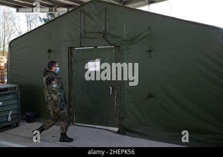 11 janvier 2022, Basse-Saxe, Quakenbrück: Duane-Eddy Harder, pharmacien de terrain, se tient devant une tente d'entreposage.La pharmacie de la Bundeswehr dans les casernes d'Artland a déjà manipulé environ 100 millions de doses de vaccins.Les doses de vaccin Corona ont été distribuées en Allemagne à partir des casernes d'Artland dans le district d'Osnabrück depuis l'année dernière.Photo: Friso Gentsch/dpa Banque D'Images