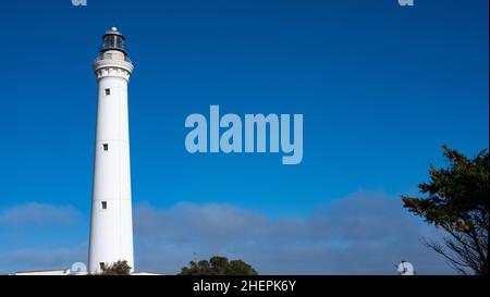 Phare de San Vito Lo Capo, Sicile, Italie. phare avec ciel bleu au fond. Banque D'Images