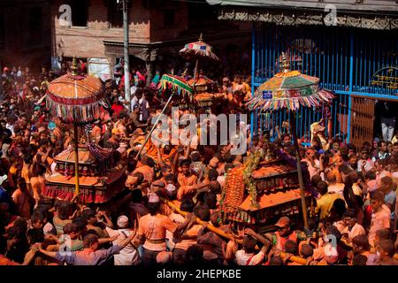 La foule atteint un paroxysme tout en célébrant le festival Swindoor Jatra (Vermillion Festival) dans le cadre du nouvel an népalais (Bisket Jatra) à Bhaktapur. Banque D'Images