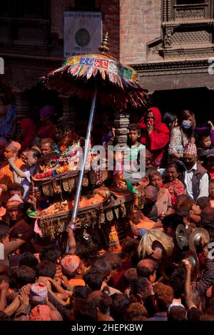 La foule atteint un paroxysme tout en célébrant le festival Swindoor Jatra (Vermillion Festival) dans le cadre du nouvel an népalais (Bisket Jatra) à Bhaktapur. Banque D'Images