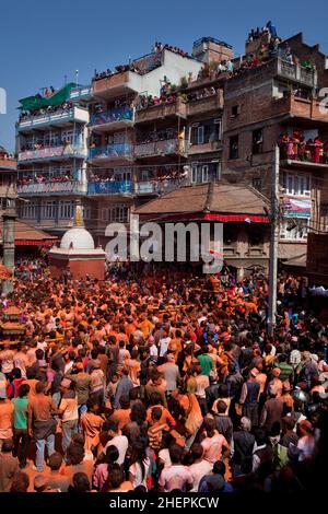 La foule atteint un paroxysme tout en célébrant le festival Swindoor Jatra (Vermillion Festival) dans le cadre du nouvel an népalais (Bisket Jatra) à Bhaktapur. Banque D'Images