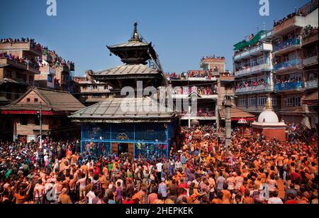 La foule atteint un paroxysme tout en célébrant le festival Swindoor Jatra (Vermillion Festival) dans le cadre du nouvel an népalais (Bisket Jatra) à Bhaktapur. Banque D'Images