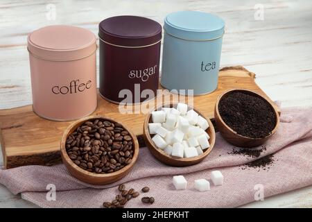 Lot de 3 boîtes de rangement pour thé, café et sucre.Ensemble de trois pots de rangement. Trois pots de rangement colorés pastel pour la cuisine pour le thé, le sucre et le coff Banque D'Images