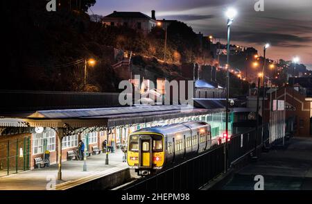 Cobh, Cork, Irlande.12th janvier 2022.Un train de banlieue en début de matinée attend de quitter la gare à l'aube lors d'un hiver froid à Cobh, Co. Cork, Irlande.- crédit; David Creedon / Alamy Live News Banque D'Images