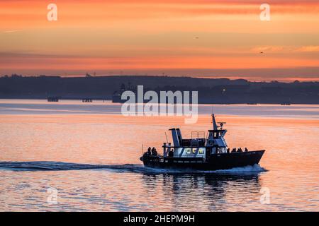 Cobh, Cork, Irlande.12th janvier 2022.Ferry Kaycraft transportant du personnel naval avant l'aube entre la base navale de Haulbowline et le quai de la marine à Cobh, Co. Cork, Irlande.- Credit; David Creedon / Alamy Live News Banque D'Images