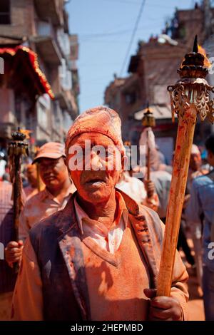 La foule atteint un paroxysme tout en célébrant le festival Swindoor Jatra (Vermillion Festival) dans le cadre du nouvel an népalais (Bisket Jatra) à Bhaktapur. Banque D'Images