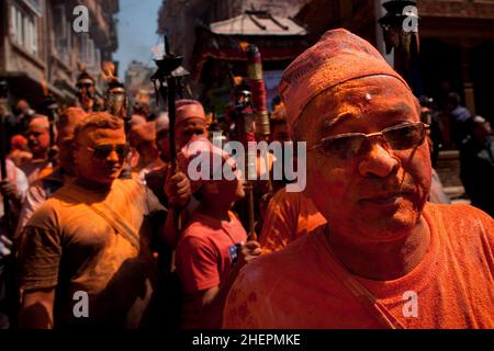 La foule atteint un paroxysme tout en célébrant le festival Swindoor Jatra (Vermillion Festival) dans le cadre du nouvel an népalais (Bisket Jatra) à Bhaktapur. Banque D'Images