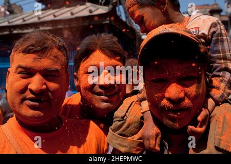 La foule atteint un paroxysme tout en célébrant le festival Swindoor Jatra (Vermillion Festival) dans le cadre du nouvel an népalais (Bisket Jatra) à Bhaktapur. Banque D'Images