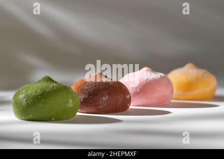 Crème glacée japonaise Mochi dans la pâte de riz.Dessert japonais traditionnel sur fond blanc. Concept de saine alimentation Banque D'Images
