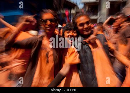 La foule atteint un paroxysme tout en célébrant le festival Swindoor Jatra (Vermillion Festival) dans le cadre du nouvel an népalais (Bisket Jatra) à Bhaktapur. Banque D'Images