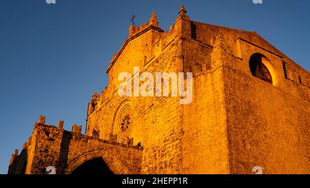 Détail de la cathédrale Madrice d'Erice illuminée par le soleil couchant sur un ciel bleu.Sicile Italie Banque D'Images